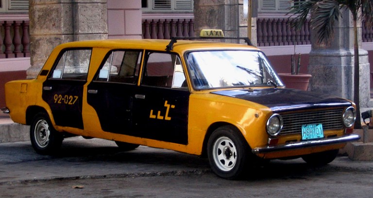 Havana'da eski limuzin taksi