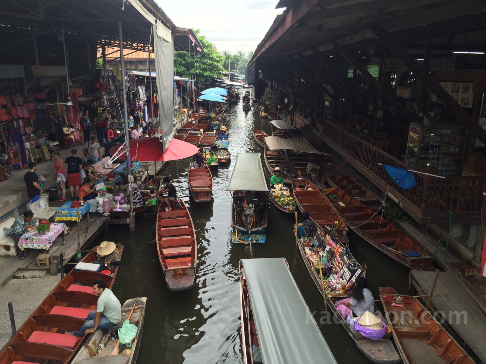 Bangkok yüzen çarşı
